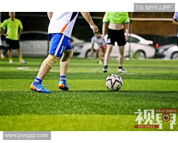 梦中奇遇足球明星在清澈水中尽情踢球的奇幻场景