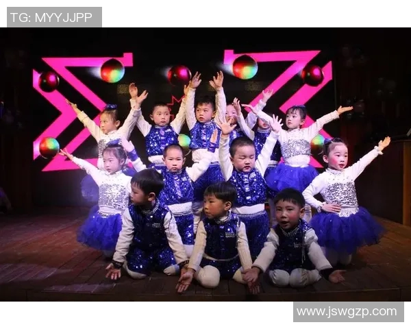 足球明星为孩子们献上精彩舞蹈展现亲子时光的温馨与快乐